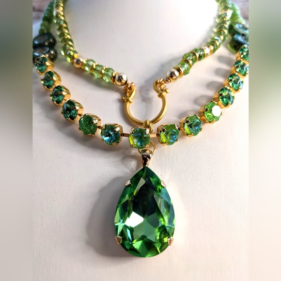 Green Crystals & Jade Pendant  Two Strand Necklace In Yellow Gold - Picture 5 of 9